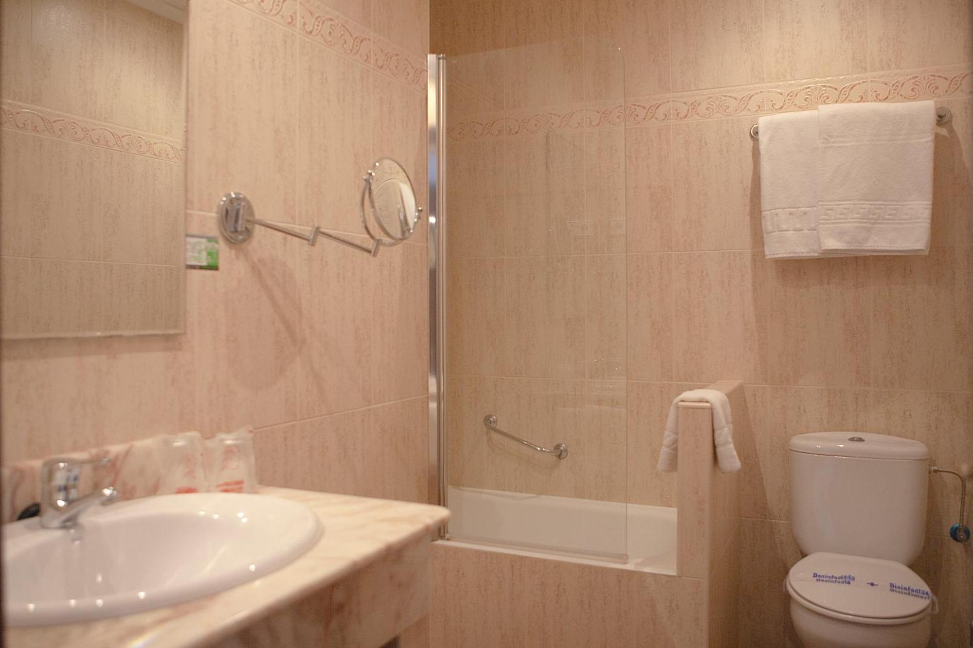 קומיאס Hotel Josein מראה חיצוני תמונה